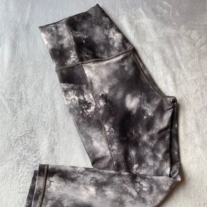 Athleta Salutation Stash Pocket II Capri Sz Medium Supernova Black Tie Dye/Marbl